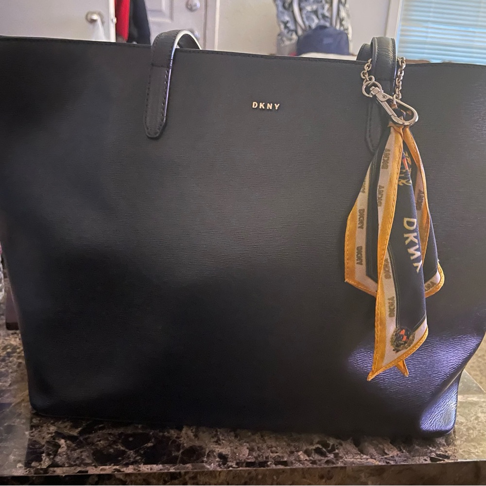 Beautiful saffiano leather DKNY tote bag.